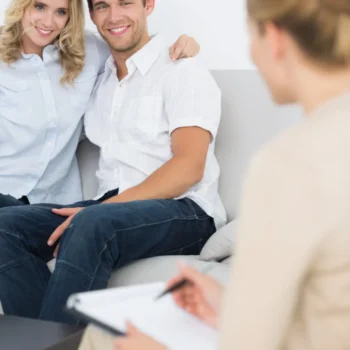 ¿Sientes que vuestra relación ya no fluye como antes? Conoce cómo identificar el desgaste, comunicarte mejor y fortalecer vuestro vínculo. ¡Descubre cómo mejorar tu relación de pareja!