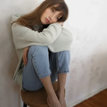 Cambios de humor, aislamiento o dudas constantes sobre sí mismo pueden ser señales de alarma. Aprende a reconocer la baja autoestima y cómo acompañarle para que recupere su confianza.