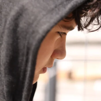 La depresión en adolescentes no es una debilidad, ni una moda, ni un capricho. Es una señal de que algo importante está ocurriendo y necesita ser escuchado. Descubre cómo actuar desde casa o con ayuda profesional.