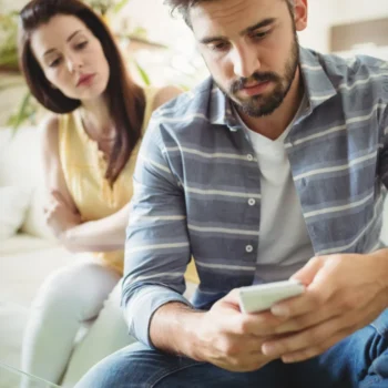 ¿Notas que algo no va bien pero no sabes explicarlo? Descubre las señales de alarma más comunes en una relación, cómo reconocerlas y qué hacer. Aprende a diferenciar el amor del control y a recuperar tu bienestar emocional. ¡Entra!